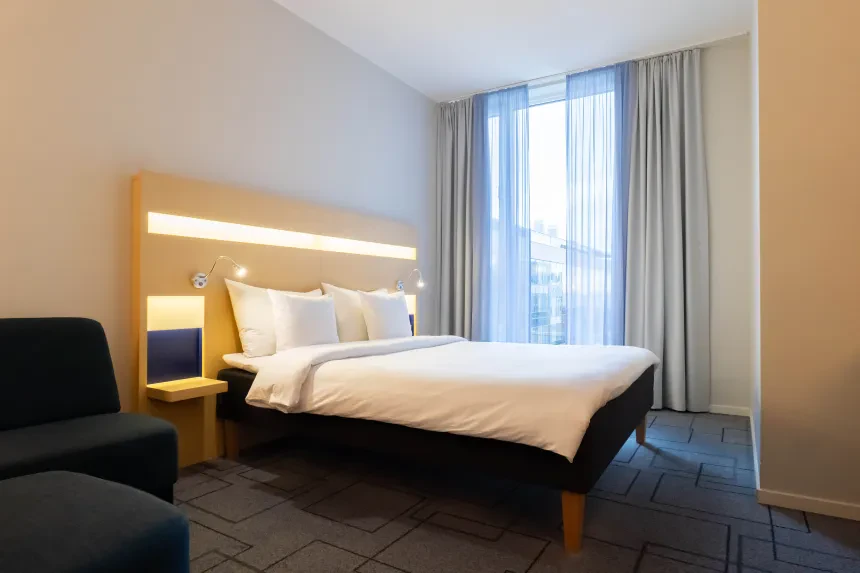 standard queen room-web