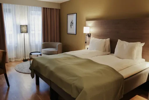 bed-double-room-quality-hotel-grand-falun-scaled