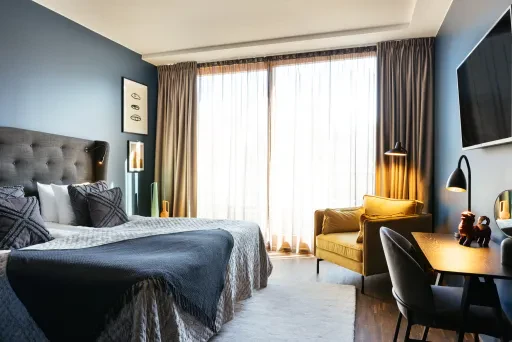 BACKSTAGE_MIKAEL-LUNDBLAD_202304202027_HIRES_NO-VIEW-scaled